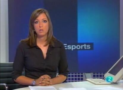Núria Ramírez en el plató de <i>L'informatiu vespre.</i>