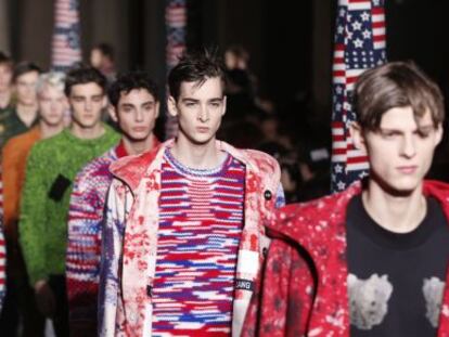 Modelos presentando las creaciones de Raf Simons/Sterling Ruby.