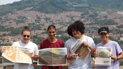 El equipo de 'Mi Comuna 2' en el centro cultural del barrio. De izquierda a derecha: Rodrigo Aristizabal, Christian Giovanny Álvarez López, Felipe Machado, Michael Rincón.