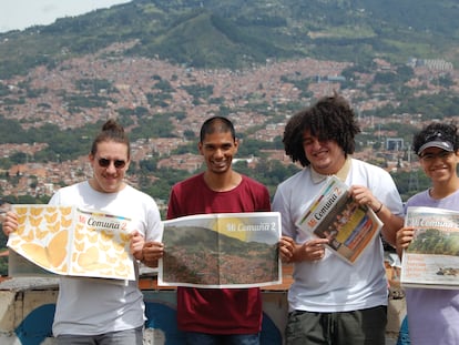 El equipo de 'Mi Comuna 2' en el centro cultural del barrio. De izquierda a derecha: Rodrigo Aristizabal, Christian Giovanny Álvarez López, Felipe Machado, Michael Rincón.