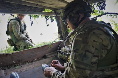 Oleksandr escribe a rotulador dedicatorias para los rusos en los morteros que les van a lanzar en el frente de Zaporiyia.