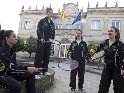 Integrantes del equipo de bádminton de As Neves ante el ayuntamiento de la localidad pontevedresa.