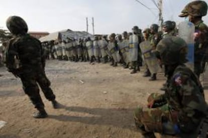 Policías bloquean una calle durante los disturbios producidos durante una manifestación de trabajadores del textil, en Phnom Penh (Camboya). EFE/Archivo