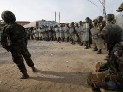 Policías bloquean una calle durante los disturbios producidos durante una manifestación de trabajadores del textil, en Phnom Penh (Camboya). EFE/Archivo