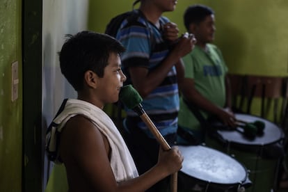 El colectivo Vacilarte, vecinos del barrio de Las Palmas trabaja en conjunto con el colegio de la comunidad en talleres de percusión para jóvenes de diferentes edades. 