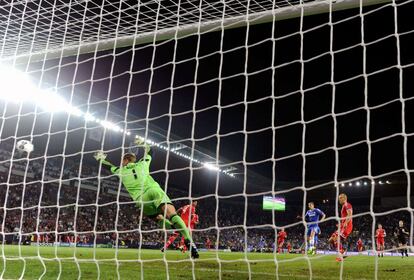 Torres supera a Neuer para marcar el primer gol del partido con un potente remate desde el corazón del área.