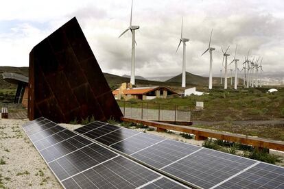 Fotografía de archivo en la que se aprecian paneles para captar energía solar fotovoltaica en Canarias.