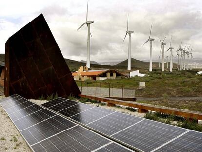 Fotografía de archivo en la que se aprecian paneles para captar energía solar fotovoltaica en Canarias.