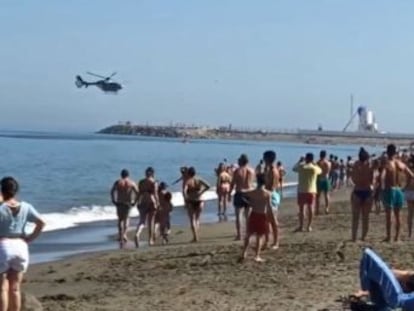 Una narcolancha y un helicóptero policial sorprendieron a los bañistas de Las Sabinillas, en Manilva