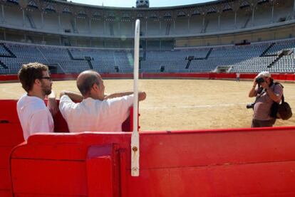 Dos turistas se fotografían ayer en la plaza de toros Monumental de Barcelona.