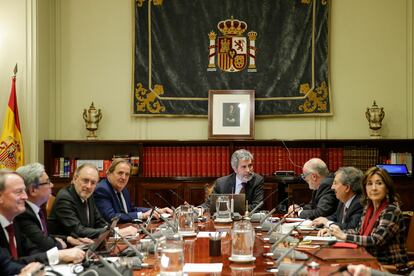 Rafael Fernández Valverde, cuarto por la izquierda, junto a Carlos Lesmes en un pleno del Consejo General del Poder Judicial.
