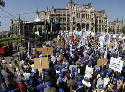 Sindicalistas protestan contra los recortes presupuestarios ante el Parlamento, en abril en Budapest.