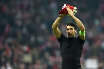 Buffon saluda a los seguidores de la Juve en Múnich