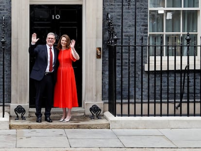 El primer ministro del Partido Laborista británico, Keir Starmer, y su esposa Victoria posan para los medios en la puerta del número 10 de Downing Street.