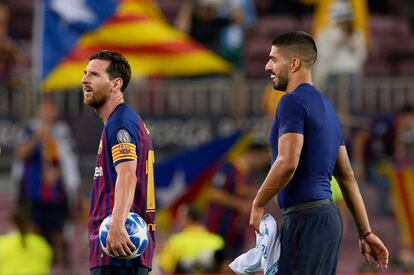 Lionel Messi porta el balón del encuentro tras anotar un hat-trick al PSV.