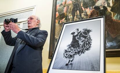 Carlos Saura, por el lanzamiento de una edición limitada de fotos suyas a Lola Flores, en el Círculo de Bellas Artes en Madrid.