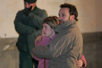 Dos familiares de los fallecidos se abrazan, a la espera de noticias, en el polideportivo de Todolella.