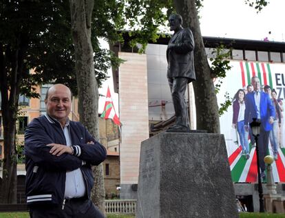 El presidente del Euzkadi Buru Batzar, Andoni Ortuzar, posa ante la estatua de Sabino Arana y la sede del PNV, la Sabin Etxea, en Bilbao el 2 de julio.