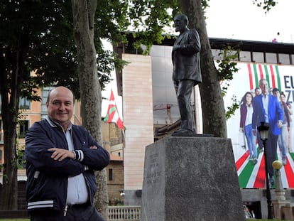 El presidente del Euzkadi Buru Batzar, Andoni Ortuzar, posa ante la estatua de Sabino Arana y la sede del PNV, la Sabin Etxea, en Bilbao el 2 de julio.