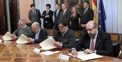 Firma del convenio de empleados públicos por parte del ex ministro de Hacienda, Cristóbal Montoro, y los representantes sindicales de CC OO, UGT y CSIF, en marzo de 2018.