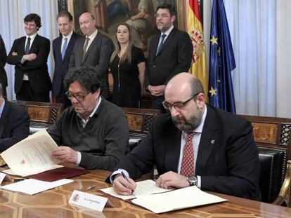 Firma del convenio de empleados públicos por parte del ex ministro de Hacienda, Cristóbal Montoro, y los representantes sindicales de CC OO, UGT y CSIF, en marzo de 2018.