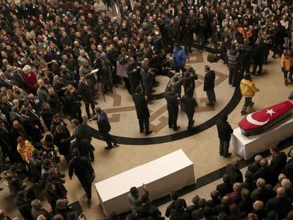 Una multitud asiste al funeral por Musher Can, una de las dos v&iacute;ctimas del atentado el Izmir.