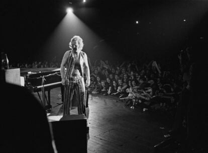 Elton John en un concierto en 1973, el año que editó 'Funeral for a friend/Love lies bleeding'.