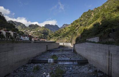 Canal construido con fondos europeos después de las riadas de 2010 en Ribeira Brava (Madeira).