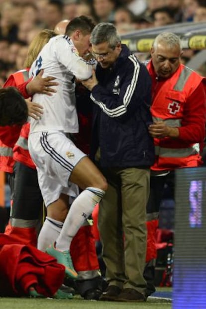 Özil atendido por los servicios médicos del Real Madrid.
