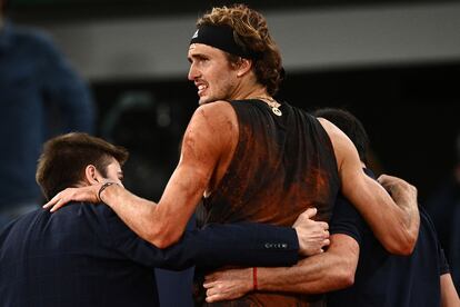 El alemán Alexander Zverev recibe ayuda para salir de la cancha después de lesionarse durante el partido.