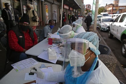 Realización de tests de coronavirus en el centro comercial Bloed Street de Pretoria, en Sudáfrica, el pasado 11 de junio.