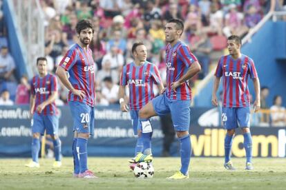 Los levantinistas Barral y Victor P&eacute;rez, en un momento del partido.