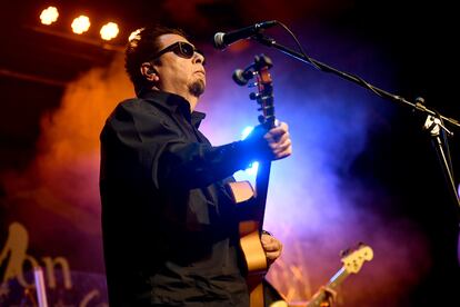 Guitarra 100% mexicana. César Rosas, guitarrista de la banda, Rosas es conocido por sus icónicas gafas de sol negras, su peinado hacia atrás, tocar las cuerdas en “modo zurdo” y ser el único miembro de la banda originario de México.