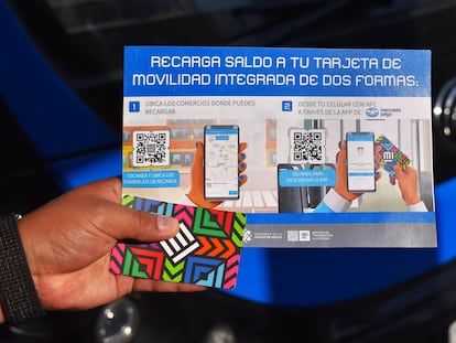 Un usuario del Servicio de Transportes Eléctricos (STE) sostiene un panfleto que indica las opciones para recargar su Tarjeta de Movilidad Integrada, en Ciudad de México.