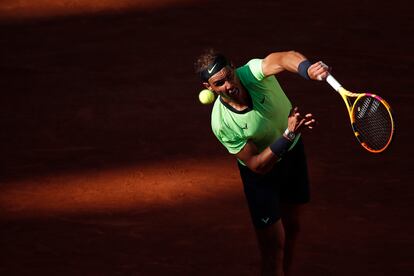 Nadal saca durante el partido contra Popyrin, este martes en París.