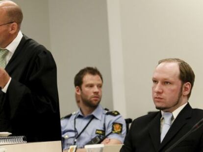Breivik junto a su abogado defensor Geir Lippestad
