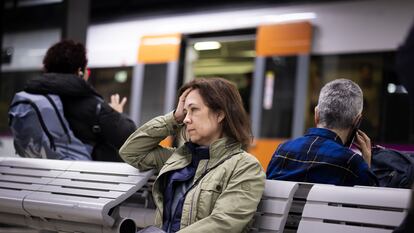 Una pasajera espera en una estación de la red de catalana de Rodalies, el pasado abril.