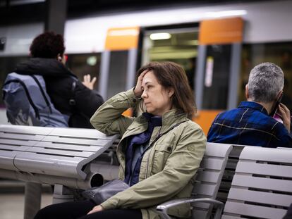 Una pasajera espera en una estación de la red de catalana de Rodalies, el pasado abril.