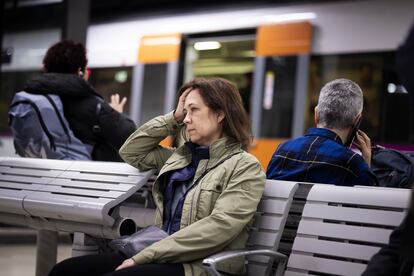 Una pasajera espera en una estación de la red de catalana de Rodalies, el pasado abril.