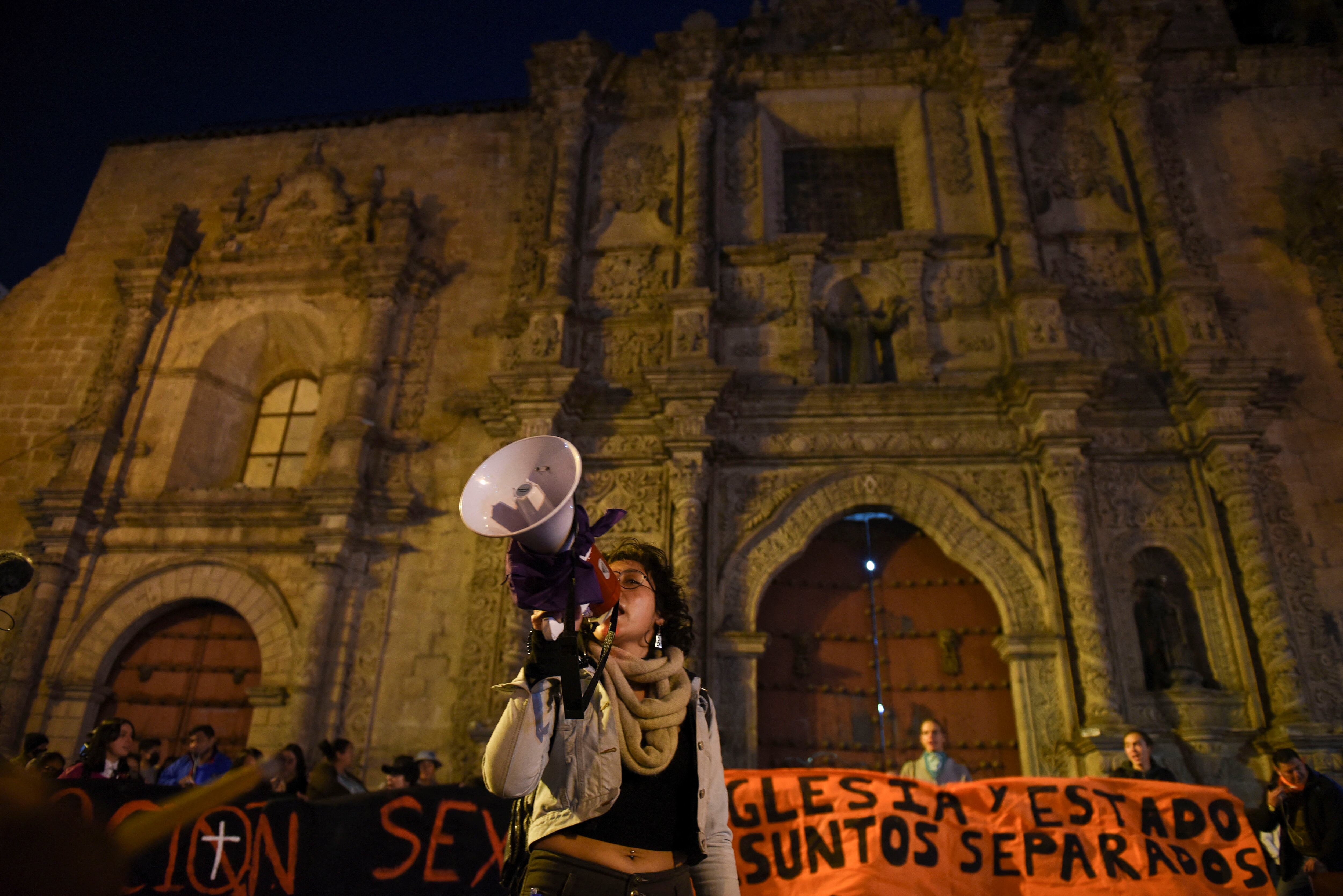 Varios centenares de manifestantes protestan por el escándalo de los abusos en la Iglesia frente a la basílica de San Francisco, en La Paz