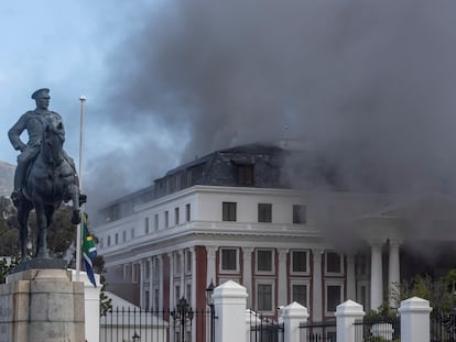 Vista general del humo saliendo de uno de los edificios del Parlamento de Sudáfrica, en Ciudad del Cabo, Sudáfrica, el domingo.