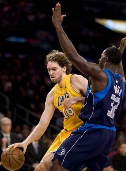 El jugador español de Los Ángeles Lakers Pau Gasol disputa un balón con Brandon Bass, de los Mavericks de Dallas.