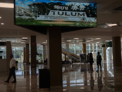 Pasajeros esperan en el Aeropuerto Internacional Felipe Carrillo Puerto,  en Tulum (Quintana Roo). inaugurado el 1 de diciembre 2023.