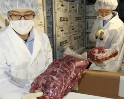 Oficiales surcoreanos inspeccionan carne de vacuno importada de Estados Unidos en Yongín, Corea del sur. EFE/Archivo