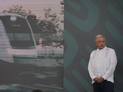  Andrés Manuel López Obrador, presidente de México, ha inaugurado el tramo Campeche-Cancún del Tren Maya, el proyecto estrella de su Gobierno. En la imagen, el presdiente ofrece una conferencia en la estación San Francisco, en Campeche, este viernes.
