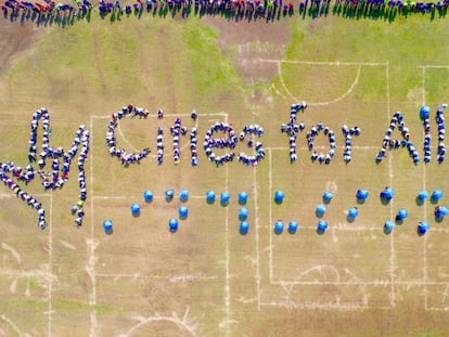 Vista aerea de la frase Cities for All, el signo internacional de accesibilidad y el gesto de amor en el lenguaje de señas americano