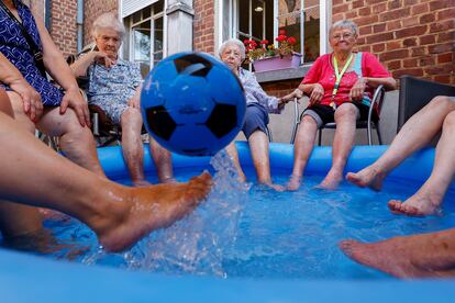 Un grupo de personas mayores se refresca durante la ola de calor en su residencia en Chatelet, Bélgica, este martes.