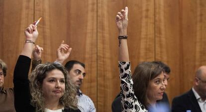 Pepa Ferrando y M&oacute;nica Lorente durante un pleno municipal en Orihuela.