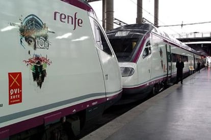 Uno de los trenes de la serie 104, en los que han viajado las autoridades encargadas de la inauguración, estacionado esta mañana en un andén de la terminal madrileña de Puerta de Atocha.