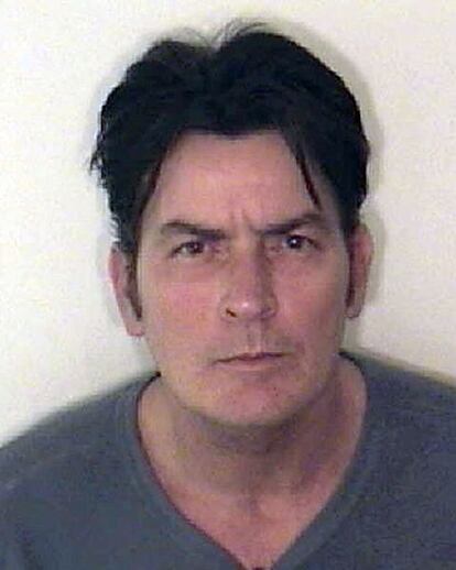 Charlie Sheen fue detenido en la estación de esquí de Aspen (Colorado, Estados Unidos) el día de Navidad por violencia machista contra su mujer, Brooke Mueller. Esta es la imagen de su ficha policial.